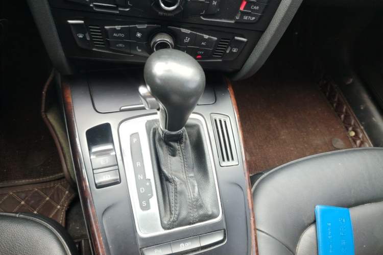 Used Audi A4L 2012 2.0 TFSI automatic Comfort trim level Gear Lever