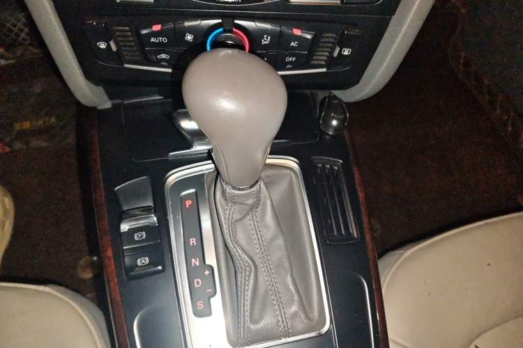 Used Audi A4L 2012 2.0 TFSI automatic Comfort trim level Gear Lever