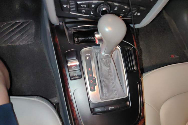 Used Audi A4L 2012 2.0 TFSI automatic Comfort trim level Gear Lever
