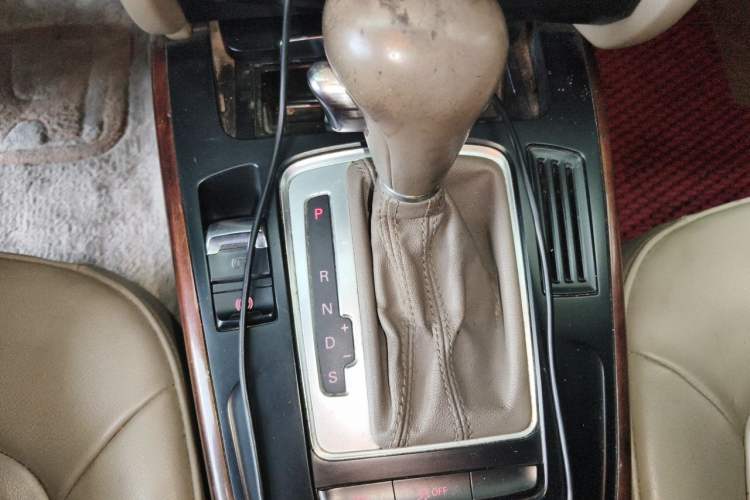 Used Audi A4L 2012 2.0 TFSI automatic Comfort trim level Gear Lever