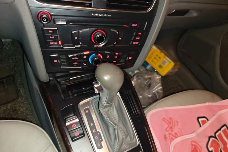 Used Audi A4L 2012 2.0 TFSI automatic Comfort trim level Gear Lever