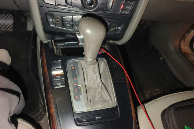 Used Audi A4L 2012 2.0 TFSI automatic Comfort trim level Gear Lever