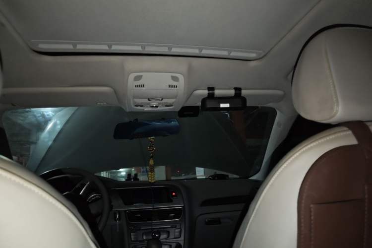 Used Audi A4L 2012 2.0 TFSI automatic Comfort trim level Headliner