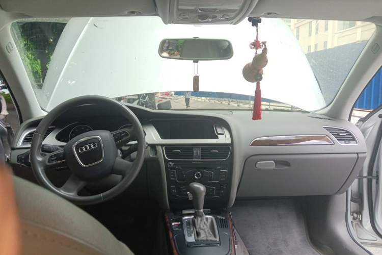 Used Audi A4L 2012 2.0 TFSI automatic Comfort trim level Headliner