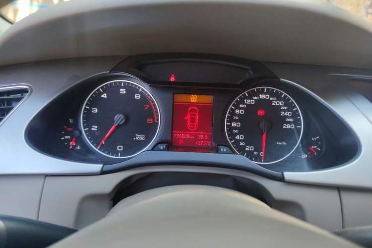 Used Audi A4L 2012 2.0 TFSI automatic Comfort trim level Instrument Cluster