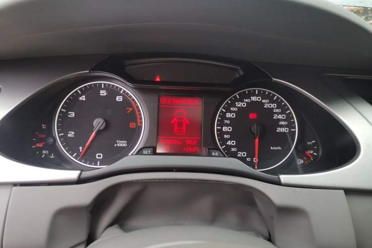 Used Audi A4L 2012 2.0 TFSI automatic Comfort trim level Instrument Cluster