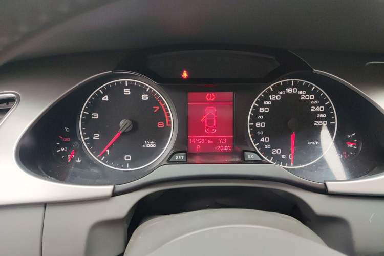 Used Audi A4L 2012 2.0 TFSI automatic Comfort trim level Instrument Cluster