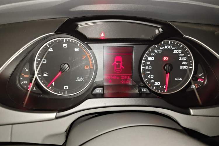 Used Audi A4L 2012 2.0 TFSI automatic standard version Instrument Cluster
