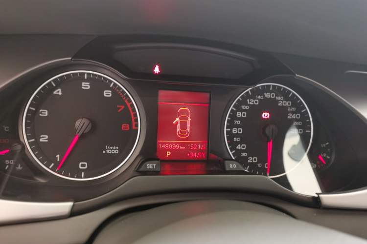 Used Audi A4L 2012 2.0 TFSI automatic Comfort trim level Instrument Cluster