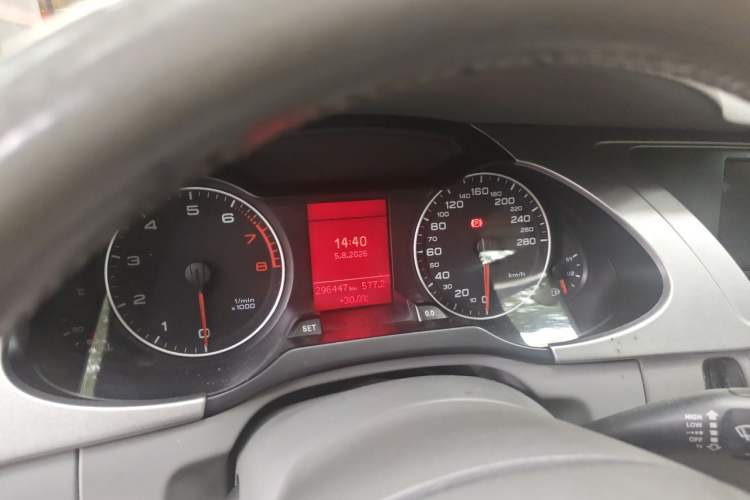 Used Audi A4L 2012 2.0 TFSI automatic Comfort trim level Instrument Cluster