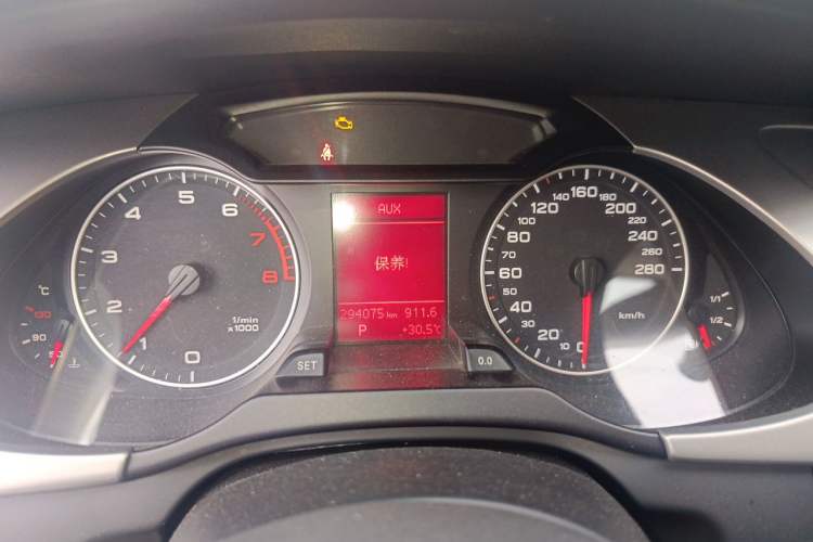 Used Audi A4L 2012 2.0 TFSI automatic standard version Instrument Cluster
