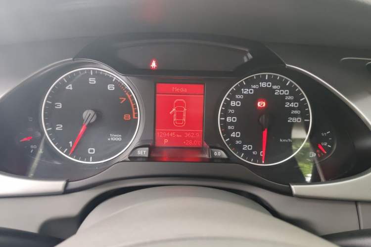 Used Audi A4L 2012 2.0 TFSI automatic standard version Instrument Cluster