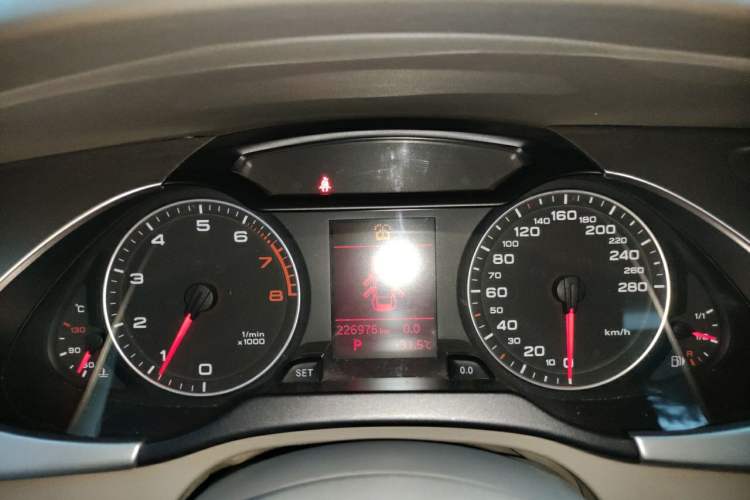 Used Audi A4L 2012 2.0 TFSI automatic standard version Instrument Cluster
