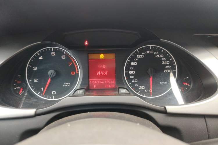 Used Audi A4L 2012 2.0 TFSI automatic Comfort trim level Instrument Cluster