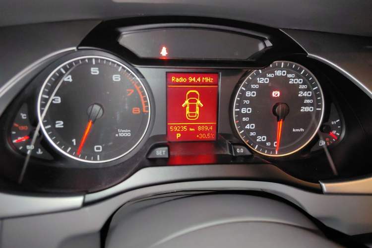 Used Audi A4L 2012 2.0 TFSI automatic Comfort trim level Instrument Cluster
