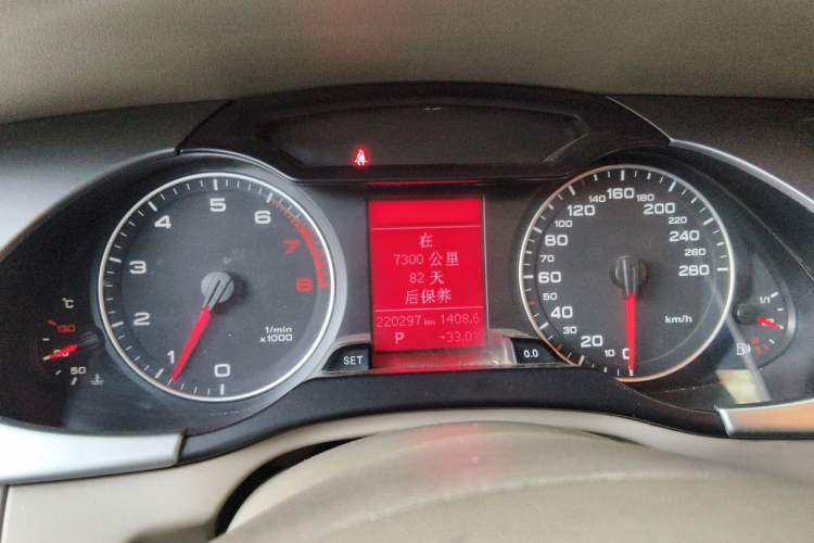 Used Audi A4L 2012 2.0 TFSI automatic Comfort trim level Instrument Cluster