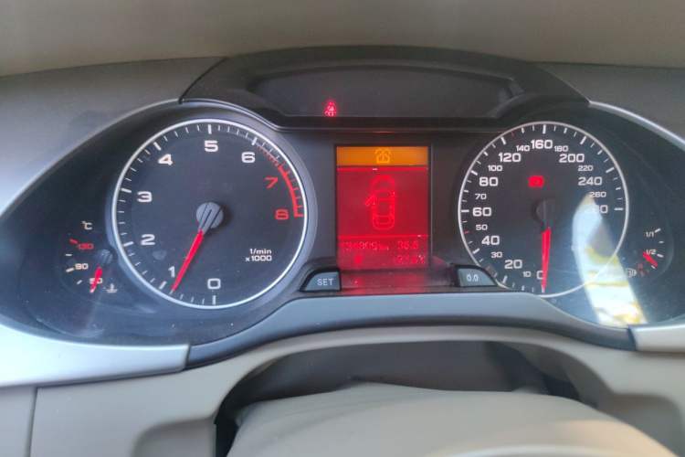 Used Audi A4L 2012 2.0 TFSI automatic Comfort trim level Odometer Close Up