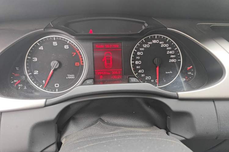 Used Audi A4L 2012 2.0 TFSI automatic standard version Odometer Close Up