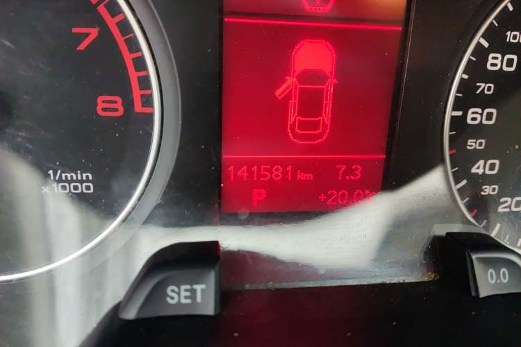 Used Audi A4L 2012 2.0 TFSI automatic Comfort trim level Odometer Close Up