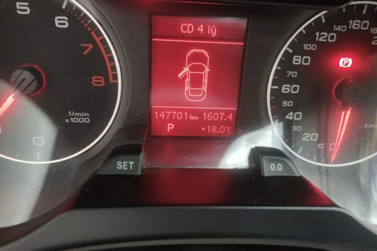 Used Audi A4L 2012 2.0 TFSI automatic standard version Odometer Close Up