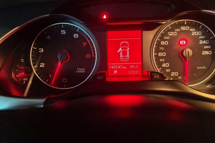 Used Audi A4L 2012 2.0 TFSI automatic standard version Odometer Close Up