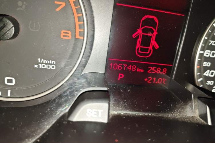 Used Audi A4L 2012 2.0 TFSI automatic standard version Odometer Close Up