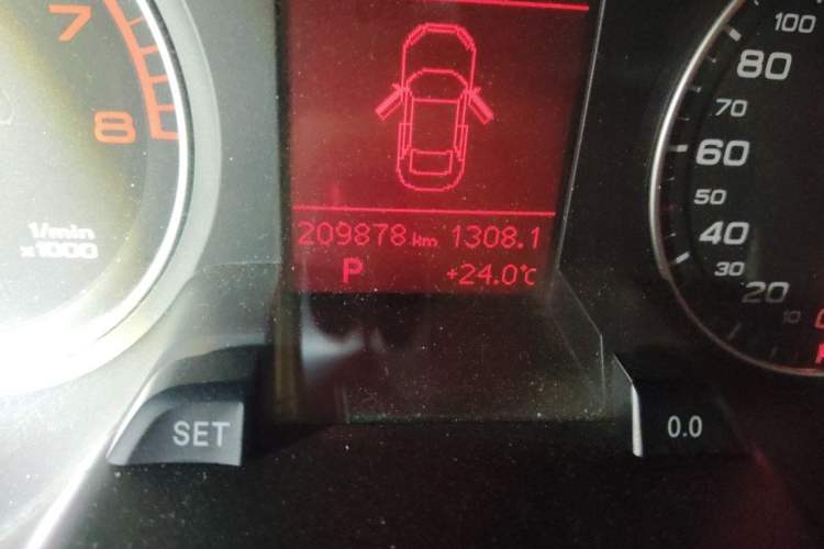 Used Audi A4L 2012 2.0 TFSI automatic standard version Odometer Close Up