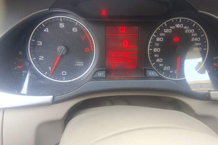Used Audi A4L 2012 2.0 TFSI automatic standard version Odometer Close Up