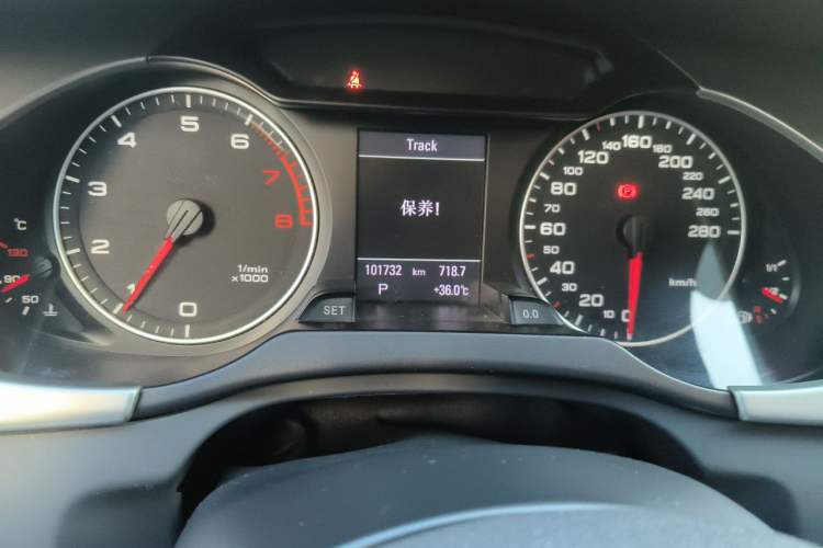 Used Audi A4L 2012 2.0 TFSI Automatic Technology Model Odometer Close Up