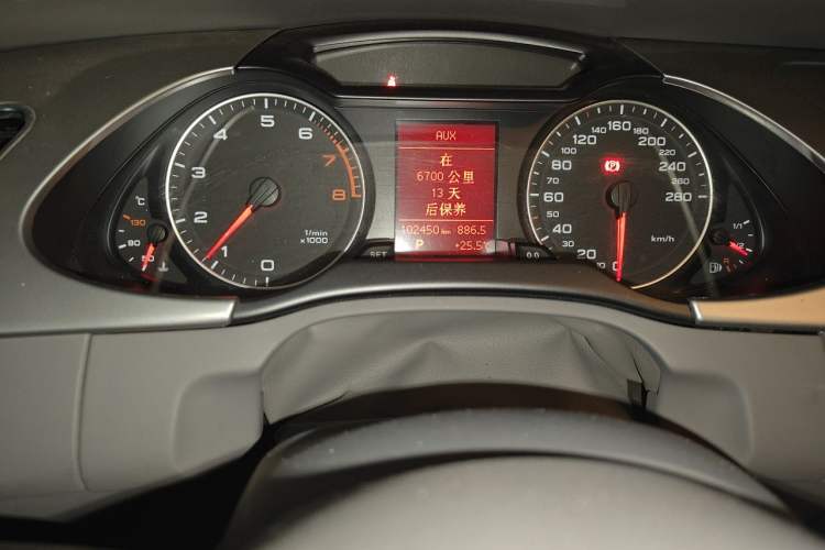 Used Audi A4L 2012 2.0 TFSI automatic standard version Odometer Close Up