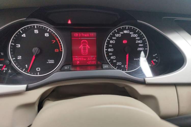 Used Audi A4L 2012 2.0 TFSI automatic standard version Odometer Close Up