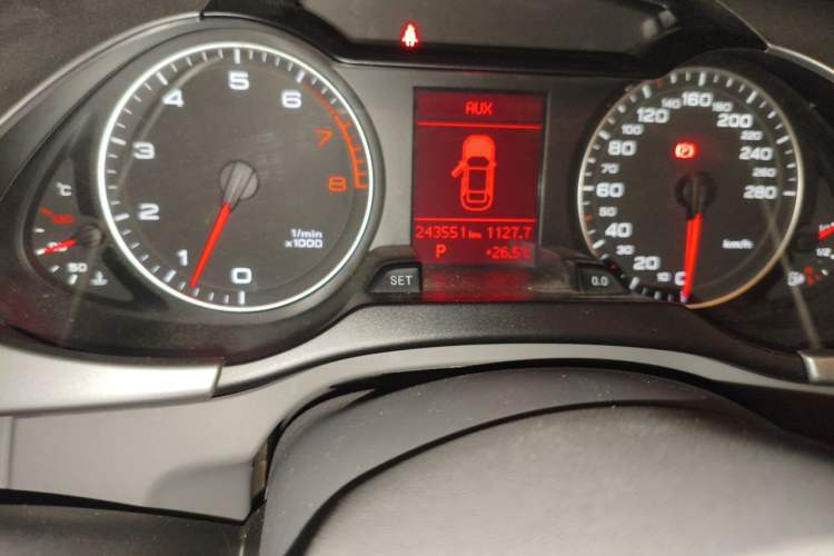 Used Audi A4L 2012 2.0 TFSI automatic standard version Odometer Close Up