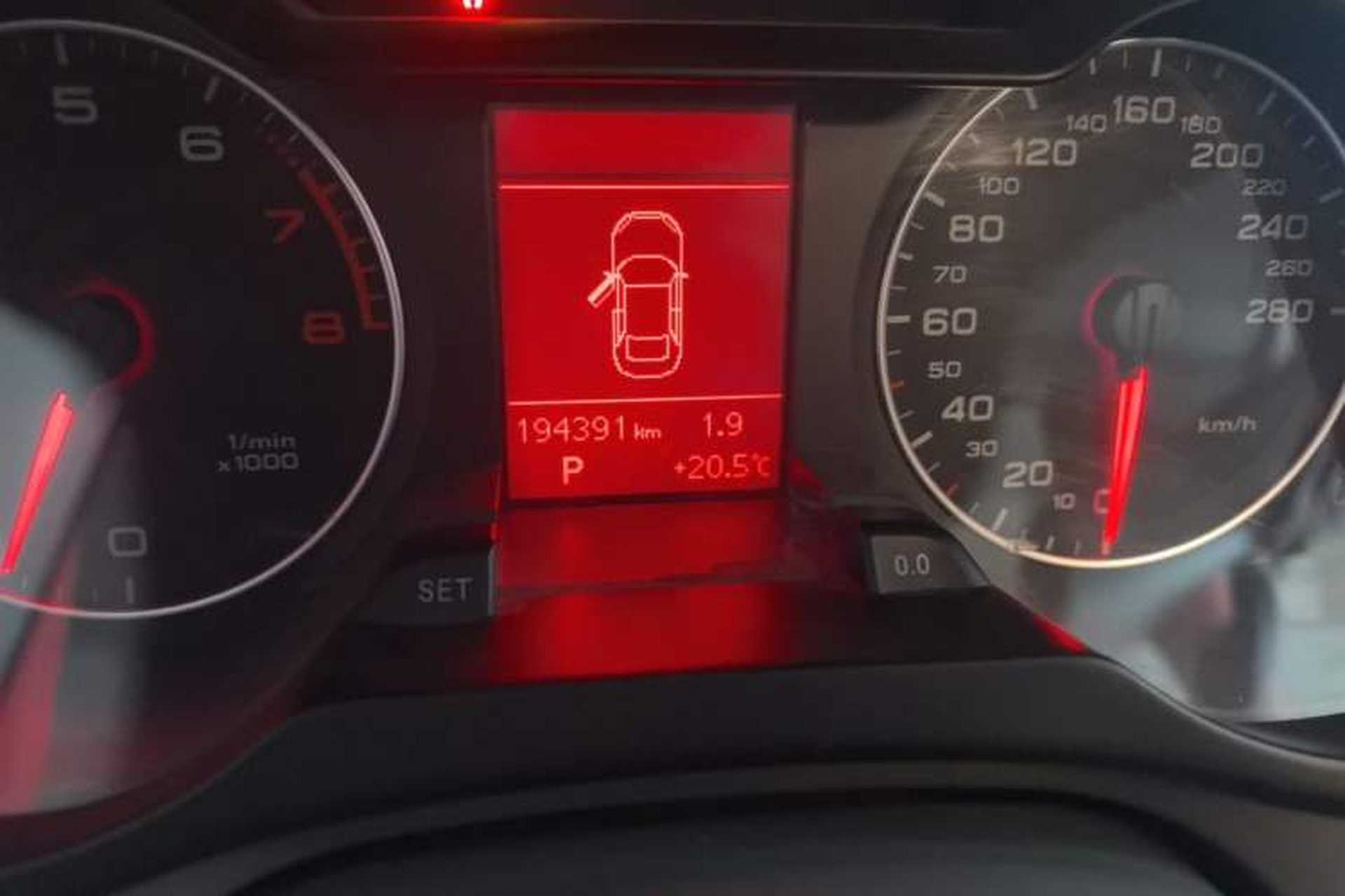 Used Audi A4L 2012 2.0 TFSI automatic standard version Odometer Close Up