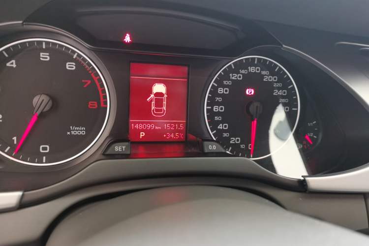 Used Audi A4L 2012 2.0 TFSI automatic Comfort trim level Odometer Close Up