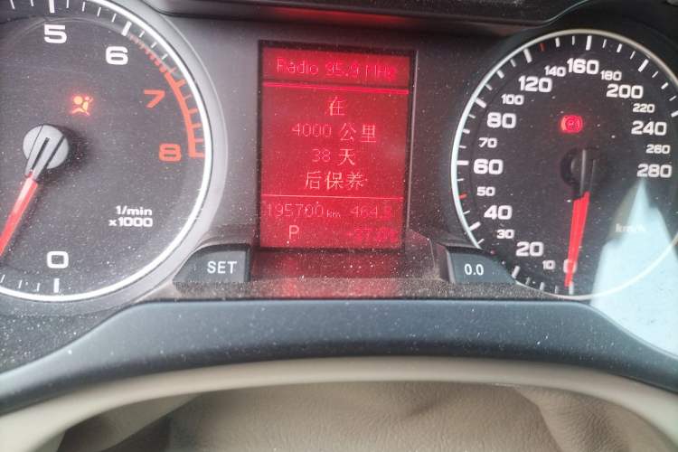 Used Audi A4L 2012 2.0 TFSI automatic Comfort trim level Odometer Close Up