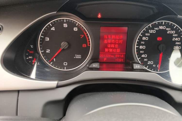 Used Audi A4L 2012 2.0 TFSI automatic standard version Odometer Close Up