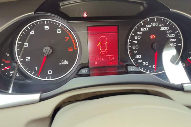 Used Audi A4L 2012 2.0 TFSI automatic standard version Odometer Close Up