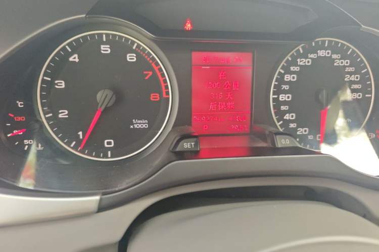 Used Audi A4L 2012 2.0 TFSI automatic Comfort trim level Odometer Close Up