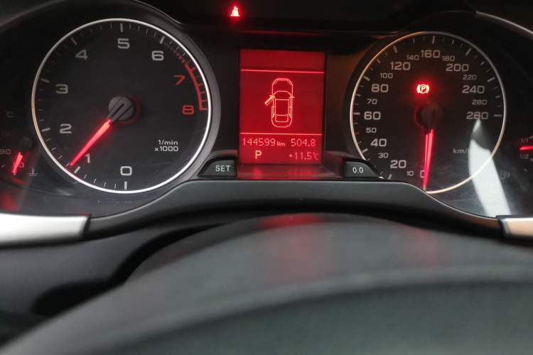 Used Audi A4L 2012 2.0 TFSI automatic standard version Odometer Close Up