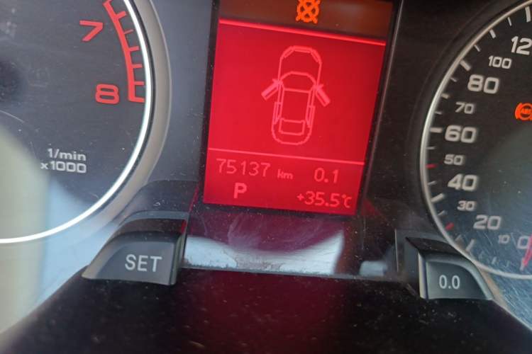 Used Audi A4L 2012 2.0 TFSI automatic standard version Odometer Close Up