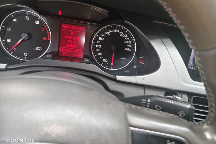 Used Audi A4L 2012 2.0 TFSI automatic Comfort trim level Odometer Close Up
