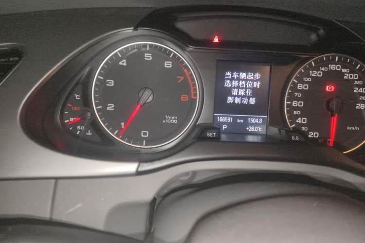 Used Audi A4L 2012 2.0 TFSI automatic Comfort trim level Odometer Close Up