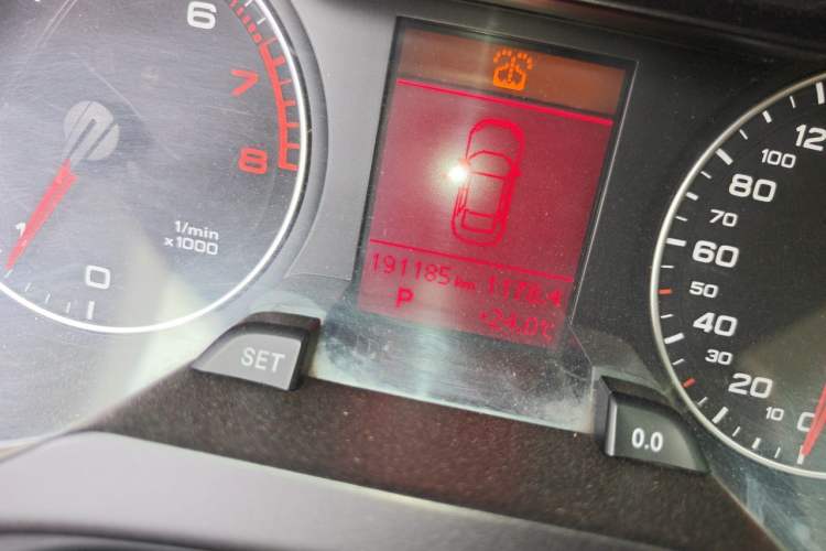 Used Audi A4L 2012 2.0 TFSI automatic standard version Odometer Close Up