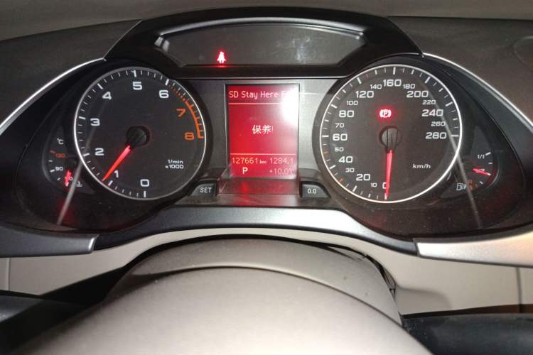 Used Audi A4L 2012 2.0 TFSI automatic standard version Odometer Close Up