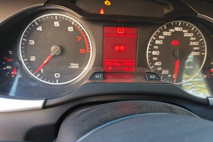 Used Audi A4L 2012 2.0 TFSI automatic standard version Odometer Close Up