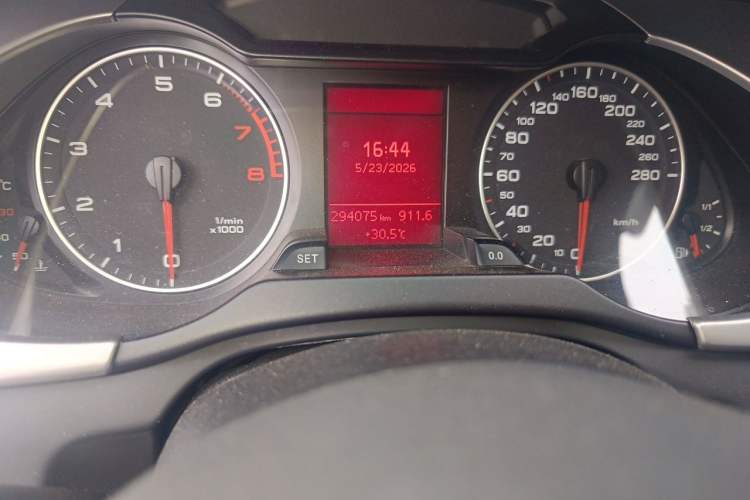 Used Audi A4L 2012 2.0 TFSI automatic standard version Odometer Close Up
