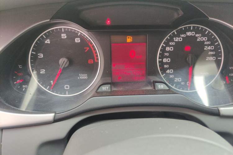 Used Audi A4L 2012 2.0 TFSI automatic Comfort trim level Odometer Close Up