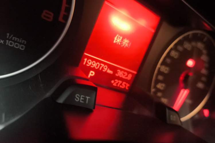 Used Audi A4L 2012 2.0 TFSI automatic Comfort trim level Odometer Close Up
