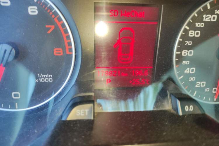 Used Audi A4L 2012 2.0 TFSI automatic standard version Odometer Close Up