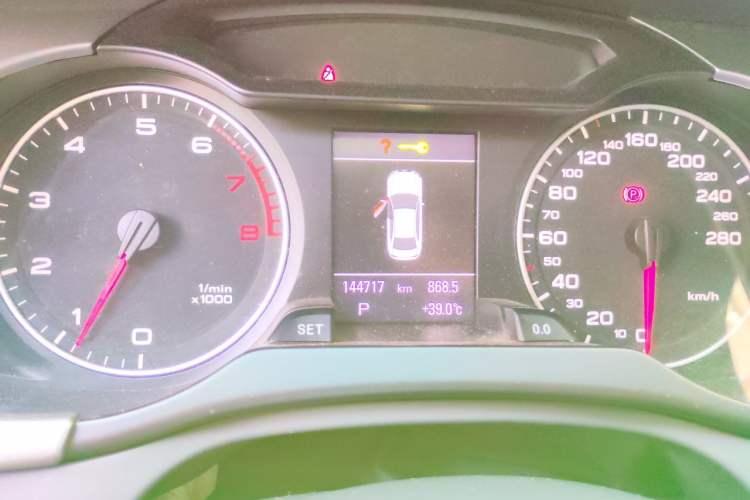 Used Audi A4L 2012 2.0 TFSI automatic sporty version Odometer Close Up